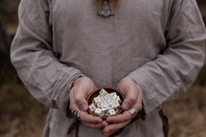 D6 Viking/dés en os de pari polis médiévaux de 1/2 pouces d'épaisseur - Product Image 3