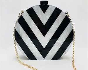 Pochette en résine de forme ronde unique, pochette en résine pour femme, perle plaquée or, luxe, papillon, charme solide, ensemble de pochettes pour mariage de femme - Product Image 1