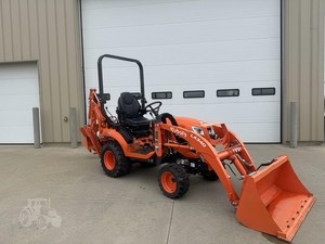 Tractor de Ruedas Kubota BX23S con Accesorio de Retroexcavadora, Color Rojo - Product Image 6