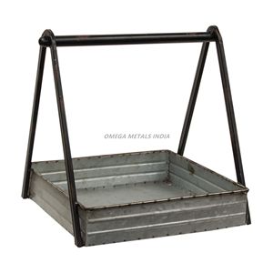 Plateau de service en métal galvanisé rustique avec poignée robuste et forme carrée parfait pour la décoration de la ferme et les divertissements décontractés - Product Image 1