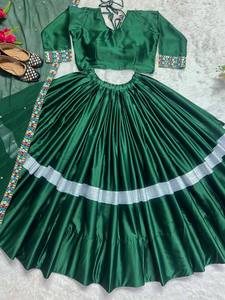 Antra Lifestyle - Hermoso Lehenga Choli de Seda India y Pakistaní, Estilo Tradicional, Atractivo Trabajo de Lentejuelas Verdes, para Invierno/Verano - Product Image 3