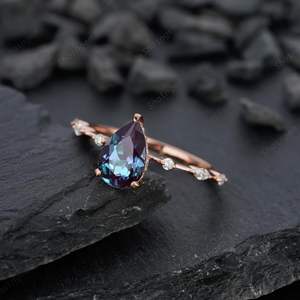 Anillo de compromiso de Alejandrita de pera de Plata de Ley 925, anillo de bodas de Alejandrita de lágrima chapado en oro rosa de 14K - Product Image 3