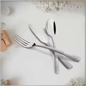 Juego de cubiertos metálicos de color púrpura que combina durabilidad con una silueta elegante para un atractivo atemporal. - Product Image 3