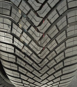 Neumático Continental-AllSeasonContact 2 Premium 2024 para turismo, todas las estaciones, para automóviles de pasajeros y vehículos eléctricos, usado con garantía. - Product Image 3