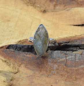 Anillo de Labradorita Rústica en Plata de Ley 925 con Engaste de Garra, Joyería de Piedra Natural, Regalo para Hombre - Product Image 3