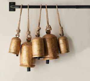 Cloches de vache en fer vintage avec poignées en boucle et métal texturé antique parfait pour les éléments décoratifs de la ferme et du jardin - Product Image 2