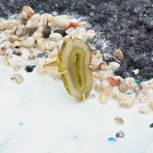 Anillo de piedra de ágata amarilla chapado en oro de 18 quilates, joyería de declaración única para fiestas de boda y trajes casuales para exportar desde la India - Product Image 1