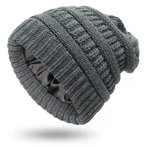Vente en gros de bonnet chaud d'hiver en tricot unisexe multicolore uni avec logo personnalisé - Product Image 5