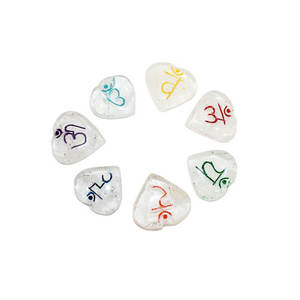 Cristal QUARTZ gravure CHAKRA coloré coeur ensemble avec pochette vente en gros pierres précieuses cristal guérison gravé - Product Image 1