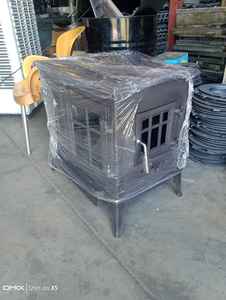 Elegante Estufa de Leña de Hierro Fundido de Alta Eficiencia con Diseño Clásico - Product Image 3