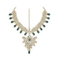 Magnifique ensemble de bijoux de mariée imitation Meenakari vert, comprenant un collier ras-du-cou, des jhumkas, un mathapatti et un nath, en or ethnique, idéal pour les mariages et les fêtes.