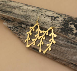 Pendientes colgantes de rama de hoja chapados en oro hechos a mano, joyería llamativa inspirada en la naturaleza para mujer - Product Image 2