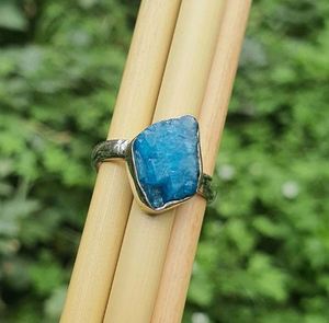 Pierre précieuse brute Apatite néon sertie en bélière Argent sterling 925 Certifié IEC Luxe Bague de fiançailles pour femme Mariage Fête - Product Image 2