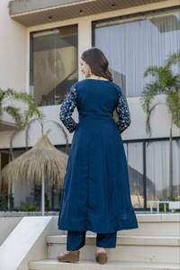 Ensemble Salwar Kameez en taffetas de soie multicolores pour femmes, facile à styliser, idéal pour les occasions festives, les rassemblements décontractés et le port au bureau - Product Image 3