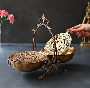 Fabriqué entièrement en laiton pur, ce bol à collation avec couvercle est facile à entretenir - Product Image 1