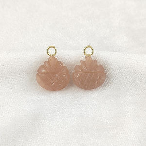 Pendentif de sculpture d'ananas de pierre de lune de pêche pendentif à breloque en pierre naturelle fait à la main pour la fabrication de bijoux - Product Image 1