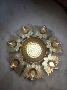 Juego de regalo de Diwali, regalo de negocios hecho a mano, luz Diya de Metal dorado antiguo con cuenco Floral, estilo comercial personalizado de dos lados de pavo real - Product Image 3
