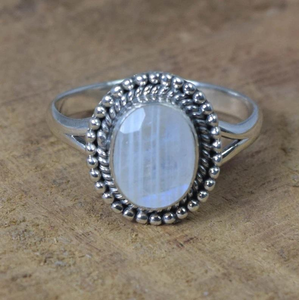 Anillo Ovalado de Piedra Lunar Arcoíris, Plata de Ley 925, Joyería Artesanal con Piedras Preciosas para Mujer, Regalo de Piedra Natal de Junio, Precio al por Mayor - Product Image 1