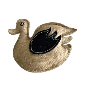 Mainan Bermain Anjing Pemasok Dewey The Duck GNG-PT2326 Jute Duck dengan Suede Patch Dog Squeaky Toys / Dog Bite Toys