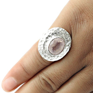 Anillo de compromiso martillado de piedras preciosas de cuarzo rosa Natural de Plata de Ley 925 de diseño impresionante para su exportador de joyería hecha a mano - Product Image 3