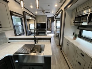 Fournisseur de caravanes d'occasion Red Wood CROSS ROADS 4001 LK 2021 à vendre pour le camping et les voyages - Product Image 2