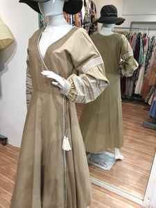 Robe longue maxi décontractée d'été pour femmes, couleur beige, broderie florale, col en V, manches bouffantes, ceinture, style modeste à manches longues - Product Image 2