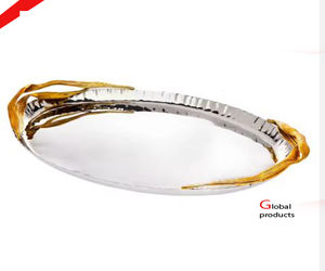 Plateau de service fini en métal argenté brillant avec poignée en feuille d'or pour restaurant et bar d'hôtel - Product Image 1