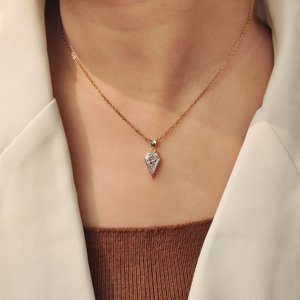 Collier pendentif de luxe en or 14 carats avec diamant taille cerf-volant et moissanite, motif géométrique, pour femme, bijou raffiné, cadeau - Product Image 3