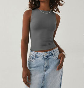 Camiseta sin mangas ajustada de cuello alto con logotipo personalizado para mujer - Product Image 3