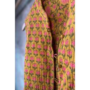 Chaleco de punto vintage rosa cúrcuma con estampado Mughal hecho a mano y botones para primavera, invierno y otoño - Product Image 2