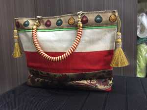 Elegante bolso de seda de arte para mujer Cierre de cremallera Dos impresos para bodas Fiestas Trajes tradicionales Venta de exportación - Product Image 3