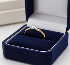 Anillo de Compromiso Solitario Clásico de Oro con Moissanita de Corte Brillante Redondo - Product Image 3