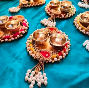Plat indien élégant fait à la main pour le Haldi Kumkum avec des glands pour la décoration de la maison, Shagun, Diwali, Bhai Dooj, mariages et festivals, cadeaux - Product Image 1