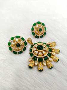 Ensemble de collier en pierre Mosenite de qualité supérieure pour femme finition or avec boucles d'oreilles et accents de perles adaptés aux vêtements ethniques et de mariée - Product Image 6