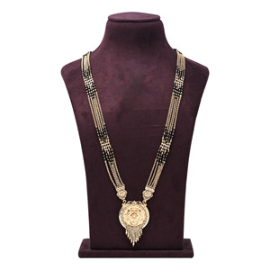 Diseños indios tradicionales Colgante Mangalsutra chapado en oro Boda religiosa ortodoxa Mangalsutra con cuentas negras - Product Image 1