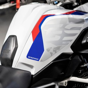 Adesivi Protettivi 3D Specifici per BMW R1250 GS Rallye 2021-24, per Uso Decorativo su Casco Moto - Product Image 1