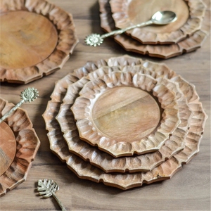 Vente en gros 100 pièces en vrac assiette de présentation en bois à bord ondulé vaisselle multi-usages plateau de service personnalisable OEM disponible lave-vaisselle - Product Image 5