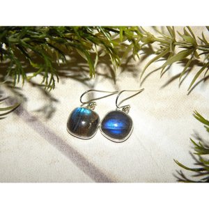 Pendientes de piedras preciosas de labradorita delicada para mujer, joyería de plata de ley hecha a mano, regalo de boda en forma de corazón para ella - Product Image 1