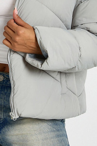 Venta al por mayor de moda para mujer, Chaqueta corta acolchada corta gris claro, abrigo cálido de invierno de nailon, chaqueta de abrigo con logotipo personalizado para mujer - Product Image 5