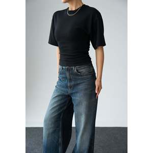 เสื้อยืดแขนทรงแบทวิงสีดำสไตล์ QU - Product Image 3
