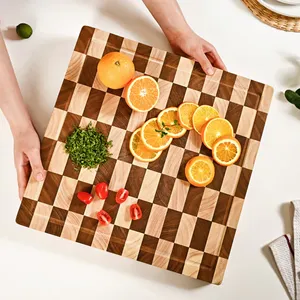Planche à découper carrée en bois épaisse à carreaux avec logo personnalisé en gros - Écologique, antidérapante, compatible lave-vaisselle pour viandes et légumes - Product Image 2
