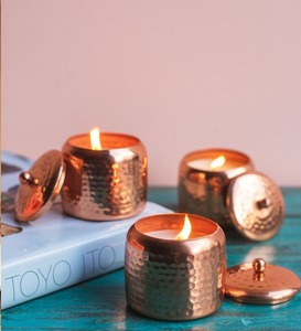 Nouveau pot de bougie en métal martelé en cuivre tendance avec couvercle pour la décoration de Noël à la maison pour les fêtes d'anniversaire de la Saint-Valentin - Product Image 1