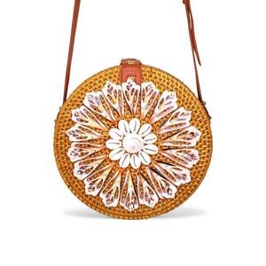 Bolso de Mano de Ratán Tejido Natural con Cierre de Cuerda con Patrón de Madreperla para un Estilo Elegante de Verano, de Vietnam - Product Image 4