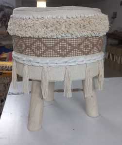 เก้าอี้ผ้าฝ้ายสไตล์วินเทจผ้าทอเรขาคณิตสามขาแบบพกพาสำหรับตกแต่งบ้านเทศกาล - Product Image 3