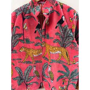 เสื้อแจ็คเก็ตกำมะหยี่พิมพ์ลายแบบกลับด้านได้ Jungle Durbar ผ้าซาตินสีคอรัลโรส ผ้าลินิน ไนลอน โพลีเอสเตอร์ ผ้าฝ้าย สำหรับฤดูใบไม้ผลิและฤดูร้อน - Product Image 1