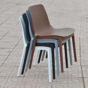 Chaise en plastique moulé style lune - Une chaise en plastique moderne - Product Image 3