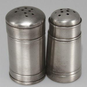 Molinillo de sal y pimienta de latón elegante con superficie de pátina mate artesanal Diseñado para interiores de comedor decorativos - Product Image 1