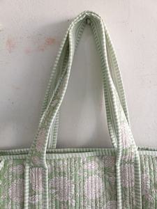 Bolsa de Mano Acolchada de Algodón con Estampado Floral Sage, con Correa para el Hombro, Moderna, para Viajes y Envíos, con Bolsillo - Product Image 2