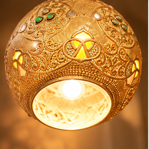 Lanterne marocaine artisanale en laiton doré avec gravures florales complexes et accents de pierres précieuses colorées – Luminaire suspendu oriental de luxe - Product Image 4