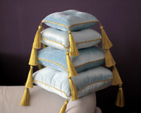 Coussins carrés en velours bleu pour bébé personnalisés avec glands dorés pour la décoration intérieure ou l'utilisation d'un hôtel taies d'oreiller et taies de coussin